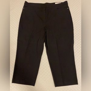 Women’s cropped pants.